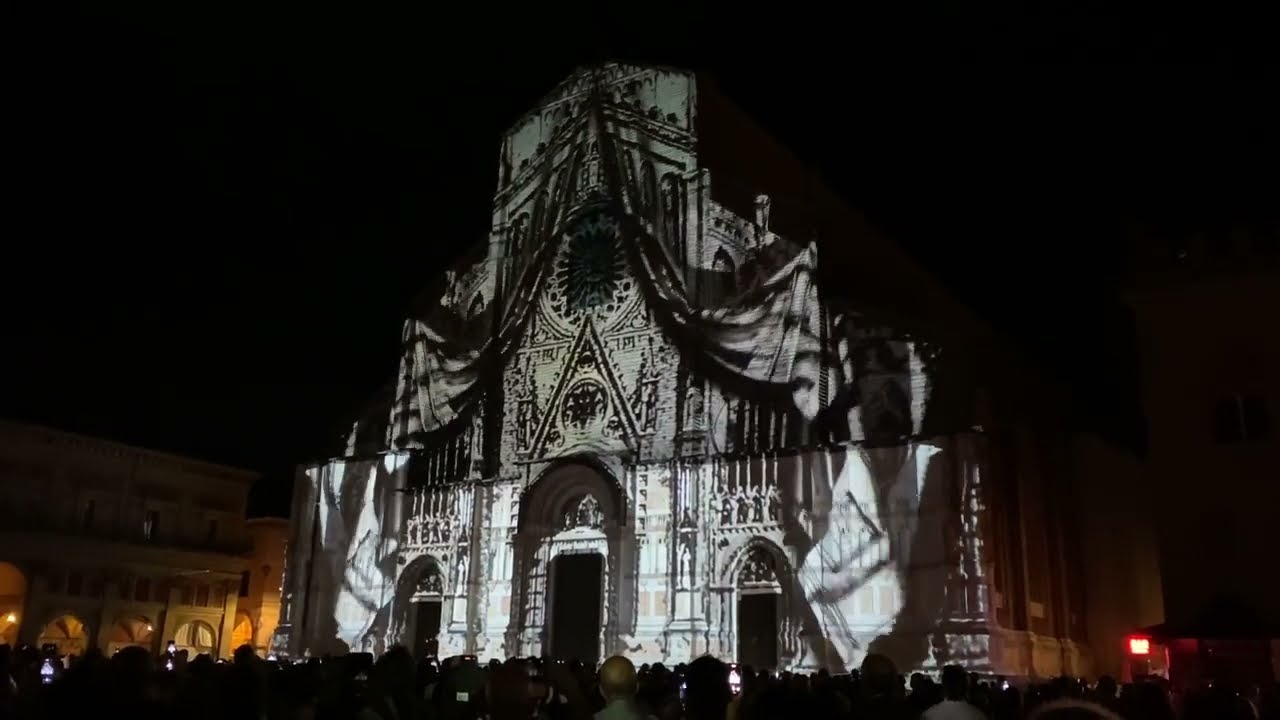 La facciata di San Petronio dà spettacolo Chiesa di Bologna